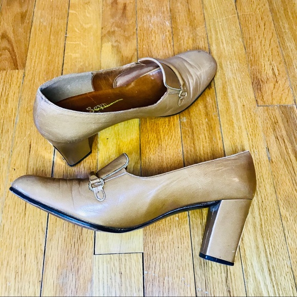 ๐ Mr. Seymour Vintage Camel Leather Pumps - Picture 1 of 6